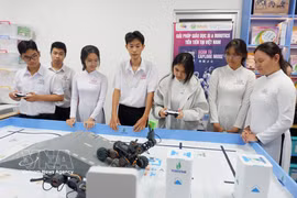 Los alumnos de una escuela de la provincia de Tay Ninh estudian en la sala de prácticas de educación STEM. (Fuente: VNA)