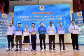 Nguyen Duc Tai (extremo izquierdo) recibe el Premio al Trabajo Creativo 2025 de la Confederación General del Trabajo de Vietnam. (Fuente: VNA)