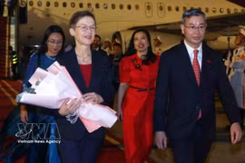 En el aeropuerto internacional de Noi Bai, el ministro de Finanzas, Ngo Van Tuan, recibe a la primera ministra de Liechtenstein, Brigitte Haas. (Fuente: VNA)