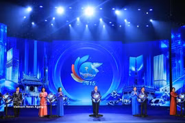 Los delegados llevan a cabo la ceremonia de lanzamiento del concurso “Emprendimiento innovador de las mujeres: elevación de las marcas vietnamitas” de 2027. (Fuente: VNA)
