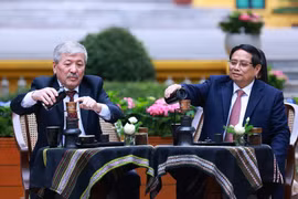Premier de Kirguistán visita sitio conmemorativo al Presidente Ho Chi Minh