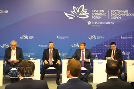 El ministro vietnamita de Finanzas, Ngo Van Tuan,(segundo por la izquierda), y los delegados participantes en el evento. (Fuente: VNA)