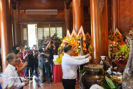El viceprimer ministro permanente de Vietnam, Pham Gia Tuc, ofrece inciensos en homenaje al Presidente Ho Chi Minh en Nghe An. (Fuente: VNA)