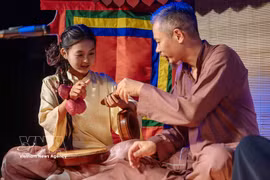 A los jóvenes les encanta aprender sobre instrumentos musicales de la mano de los artesanos. (Fuente: VNA)
