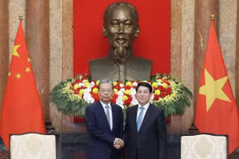 El presidente de Vietnam, Luong Cuong, recibe a Zhao Leji, miembro del Comité Permanente del Buró Político y presidente de la Asamblea Popular Nacional de China. (Fuente: VNA)