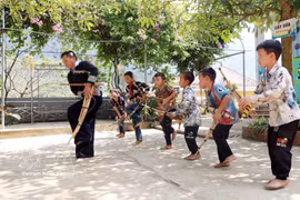 En una clase de interpretación de Khen. (Fuente: VNA)