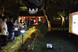 Los turistas participan en el tour "Experimente la noche en Templo de Literatura. (Fuente: nhandan.vn)