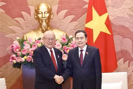 El presidente de la Asamblea Nacional de Vietnam, Tran Thanh Man, y Takebe Tsutomu, asesor especial de la Alianza de Amistad Parlamentaria Japón-Vietnam. (Fuente: VNA)