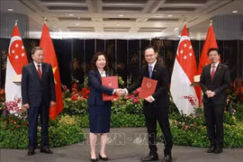 El secretario general del Partido Comunista de Vietnam, To Lam, y el primer ministro de Singapur, Lawrence Wong, presencian el intercambio de la Carta de Intención. (Fuente: VNA)