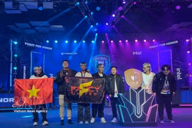 El equipo Fancy United Esports, en representación de Vietnam, en el evento APAC Predator League 2026. (Fuente: VNA)