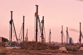 Amanecer sobre la zona de construcción del proyecto del Aeropuerto Internacional de Gia Binh. (Fuente: VNA)