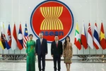 El secretario general del Partido Comunista de Vietnam, To Lam (segundo, a la izquierda) y su esposa, Ngo Phuong Ly (primera, a la izquierda), visitan la Secretaría de la ASEAN el 10 de marzo. (Foto: VNA)