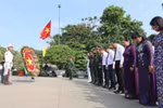 Los líderes de Ciudad Ho Chi Minh rinden homenaje en el cementerio de Ciudad Ho Chi Minh, en Lac Canh, Thu Duc, el 29 de abril. (Foto: VNA)