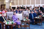 El primer ministro vietnamita, Pham Minh Chinh (al frente, tercero desde la izquierda) y su homóloga tailandesa, Paetongtarn Shinawatra (al frente, segundo desde la izquierda), en el foro empresarial. (Foto: VNA)