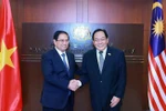 El primer ministro Pham Minh Chinh (izq.) y el presidente del Senado de Malasia, Dato Awang Bemee, Awang Ali Basah, en su reunión en Kuala Lumpur el 25 de mayo. (Foto: VNA)