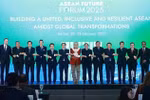 El primer ministro Pham Minh Chinh (sexto, a la derecha) y los jefes de las delegaciones que asisten al Foro del Futuro de la ASEAN 2025 posan para una foto grupal. (Foto: VNA)