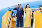 El primer ministro Pham Minh Chinh y su esposa llegan al Aeropuerto Arlanda de Estocolmo la tarde del 11 de junio. (Foto: VNA)