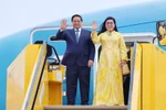 El primer ministro Pham Minh Chinh y su esposa llegan al Aeropuerto Arlanda de Estocolmo la tarde del 11 de junio. (Foto: VNA)