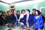 Los funcionarios visitan la Casa y el Túnel D67, un sitio de gran importancia histórica de la era Ho Chi Minh. (Foto: daidoanket.vn)