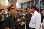 El mayor general Pham Van Ty conversa con el ministro principal de la región de Yangón, U Soe Thein. (Foto: VNA)