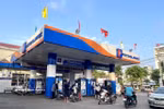 La gente compra combustible en una gasolinera. (Foto: VNA)