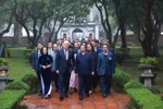 El primer ministro Pham Minh Chinh y su homólgo de Nueva Zelanda, Christopher Luxon, visitan el Templo de la Literatura (Hanoi). (Fuente: VNA)