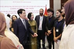 El presidente Luong Cuong, y su esposa se reúne con representantes de la comunidad vietnamitas en Egipto. (Foto: VNA)
