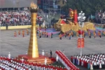 El programa comenzó con una ceremonia de encendido de antorchas, símbolo de las aspiraciones del pueblo vietnamita. (Foto: VNA)