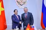 El primer ministro Pham Minh Chinh (izquierda) se reúne con el secretario del Consejo de Seguridad de la Federación Rusa, Sergey Shoigu. (Foto: VNA)