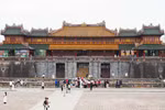 Numerosos turistas visitan la Puerta Ngo Mon de la Ciudadela Imperial de Hue. (Foto: VNA)