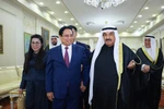 El primer ministro Pham Minh Chinh visita al ex primer ministro kuwaití, jeque Nasser Al-Mohammed Al-Jaber Al-Sabah, a su residencia privada. (Foto: VNA)