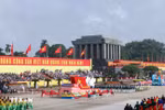 Representantes de vietnamitas en el extranjero marchando por el escenario de la ceremonia. (Foto: VNA)
