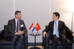 El presidente vietnamita, Luong Cuong (derecha), y su homólogo paraguayo, Santiago Peña Palacios (Foto: VNA)