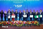 El primer ministro Pham Minh Chinh y su homólogo singapurense, Lawrence Wong, presenciaron el intercambio de documentos de cooperación entre empresas vietnamitas y singapurenses en Hanoi el 26 de marzo. (Foto: VNA)