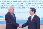 El subjefe de la Comisión de Propaganda, Educación y Movilización de Masas del Comité Central del Partido Comunista de Vietnam, Tran Thanh Lam, y René González Barrios, director del Centro Fidel Castro Ruz. (Foto: VNA) 