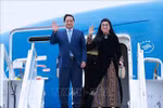 El primer ministro Pham Minh Chinh, su esposa Le Thi Bich Tran y una delegación vietnamita de alto rango en el aeropuerto Lennart Meri de Tallin, la capital, la mañana del 5 de junio (hora local). (Foto: VNA)