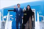 El primer ministro Pham Minh Chinh, su esposa Le Thi Bich Tran y una delegación vietnamita de alto rango en el aeropuerto Lennart Meri de Tallin, la capital, la mañana del 5 de junio (hora local). (Foto: VNA)
