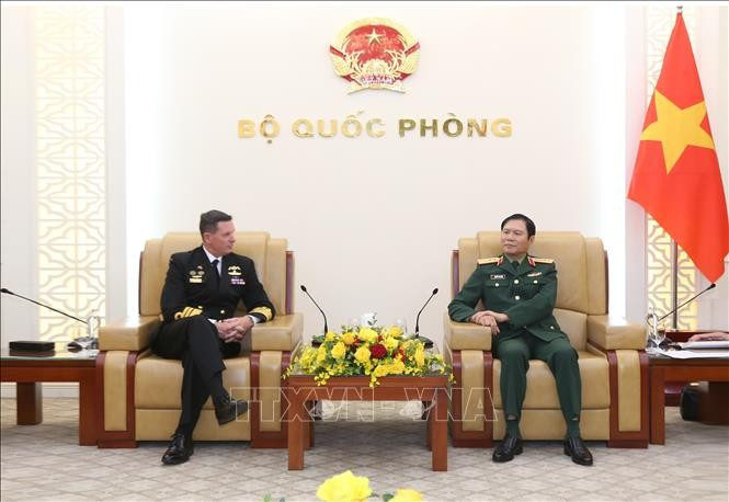 El general Nguyen Tan Cuong (derecha), jefe del Estado Mayor del Ejército Popular de Vietnam y viceministro de Defensa Nacional, recibe al vicealmirante Mark Hammond, jefe de la Armada australiana. (Foto: qdnd.vn)