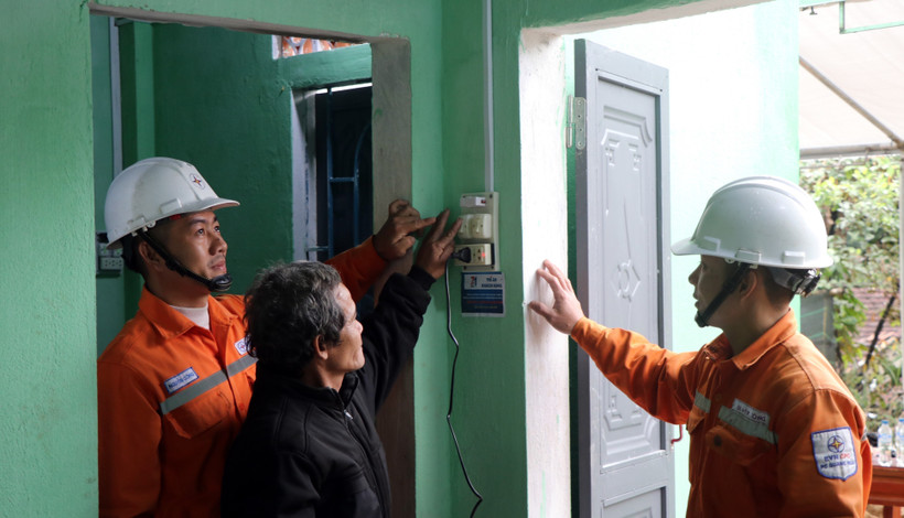 El personal eléctrico instruye a los residentes sobre el uso de equipos eléctricos al mudarse a sus nuevos hogares. (Foto: VNA)