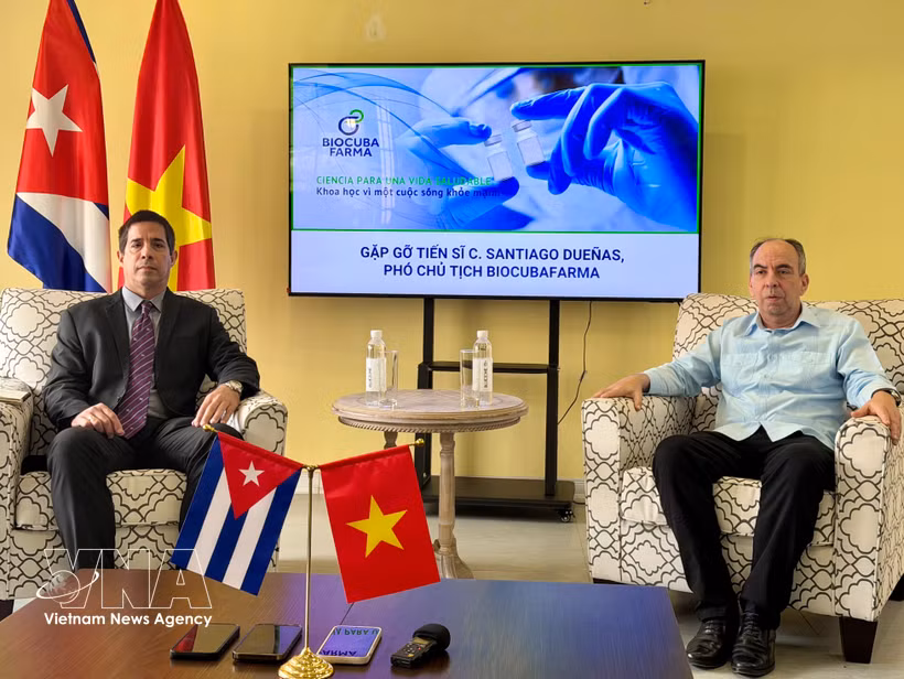 El embajador cubano Rogelio Polanco Fuentes (derecha) y el Doctor Santiago Dueñas Carrera, vicepresidente del BioCubaFarma (Foto: VNA)