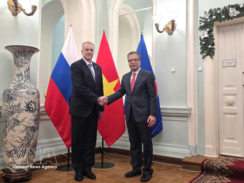 El embajador vietnamita en Rusia, Dang Minh Khoi (derecha), se reúne con Evgeny Grigoriev, presidente del Comité de Relaciones Exteriores de la ciudad de San Petersburgo (Foto: VNA)