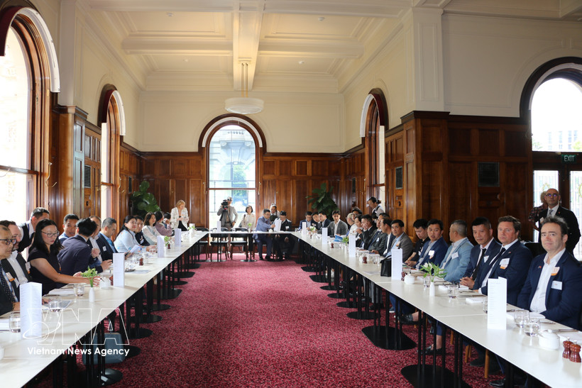 Mesa redonda entre las comunidades empresariales vietnamitas y australianas en el Parlamento de Victoria. (Foto: VNA)