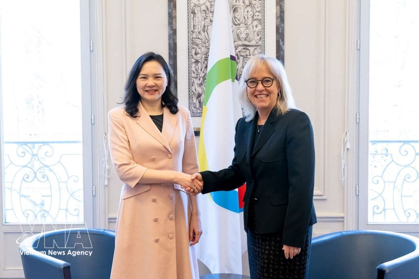 La embajadora de Vietnam Nguyen Thi Van Anh, representante permanente del Presidente del Estado ante el Consejo Permanente de la Francofonía, se reúne con La administradora de la OIF, Caroline St-Hilaire (Foto: VNA)