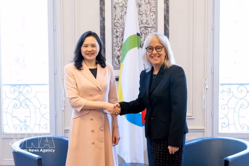 La embajadora de Vietnam Nguyen Thi Van Anh, representante permanente del Presidente del Estado ante el Consejo Permanente de la Francofonía, se reúne con La administradora de la OIF, Caroline St-Hilaire (Foto: VNA)