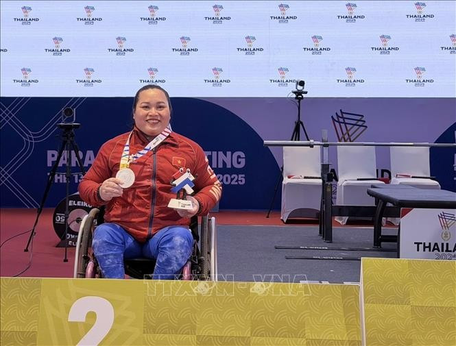 En la categoría femenina de 67 kg, Tran Thi Chau ganó la medalla de plata con un levantamiento de 93 kg (Foto: VNA)