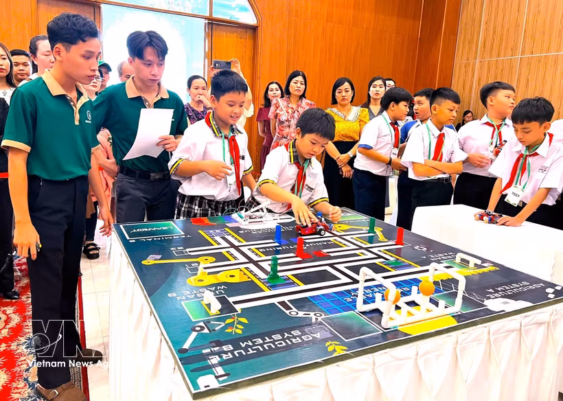 Los alumnos de primaria de Can Tho participan en competiciones de programación de robots que se desarrollan completamente en inglés. (Foto: VNA)