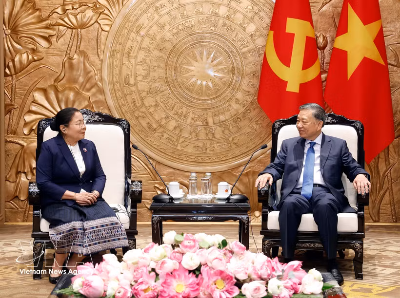 El secretario general del PCV y presidente de Vietnam, To Lam, recibe a Sisay Leudetmounsone, miembro del Buró Político, secretaria del Comité Central del PPRL y jefa de su Comisión de Organización. (Foto: VNA)
