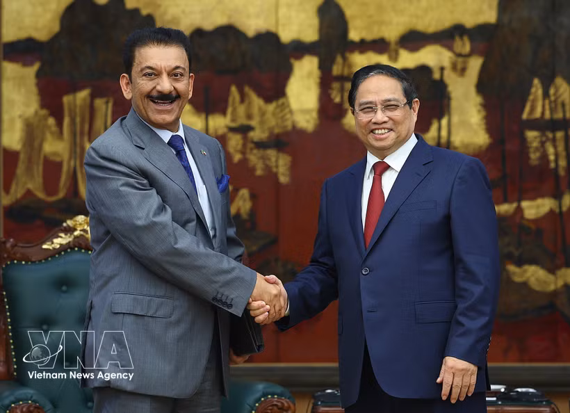 El primer ministro Pham Minh Chinh (derecha) recibe al embajador de Kuwait en Vietnam, Yousef Ashour Al-Sabbagh. (Foto: VNA)