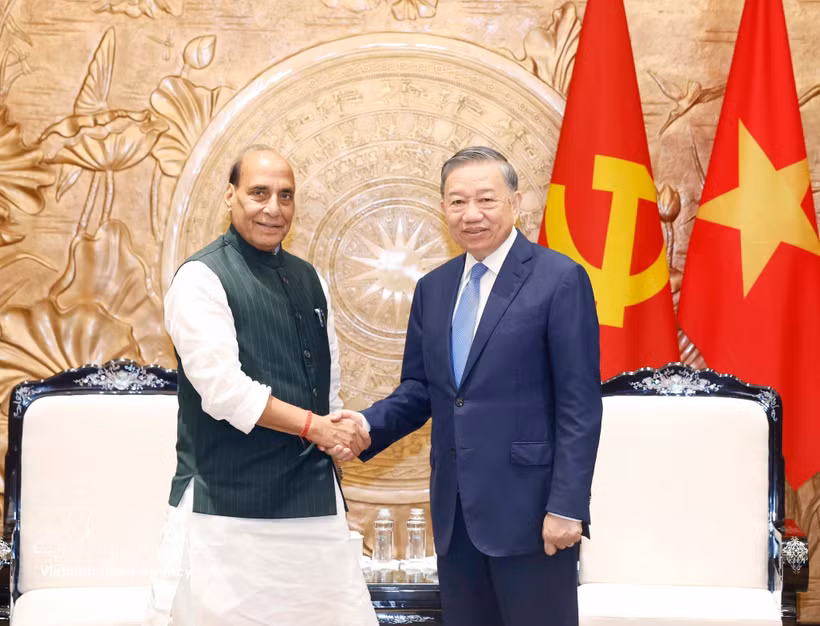 El secretario general del Partido Comunista y presidente de la República, To Lam, recibe al ministro de Defensa de la India, Rajnath Singh. (Foto: VNA)