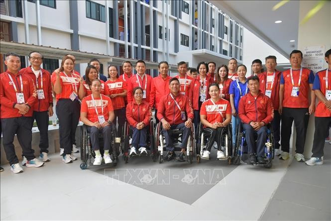 Funcionarios del Ministerio de Cultura, Deportes y Turismo visitan y alientan a la delegación vietnamita en los ASEAN Para Games 13 en Tailandia. (Foto: VNA)
